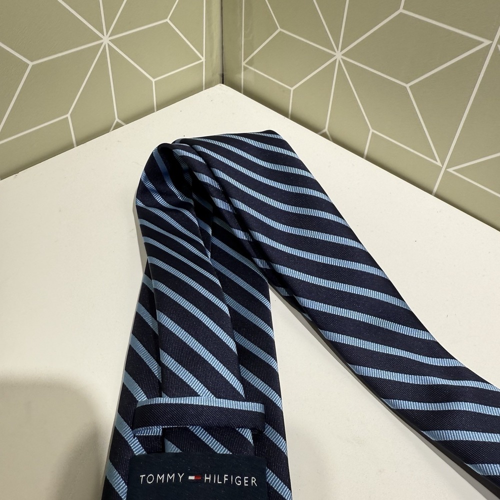TOMMY HILFIGER MENS NEW NAVY‎ 100%SILK CLASSIC NECKTIE WIDTH:3 1/8" - Picture 8 of 9